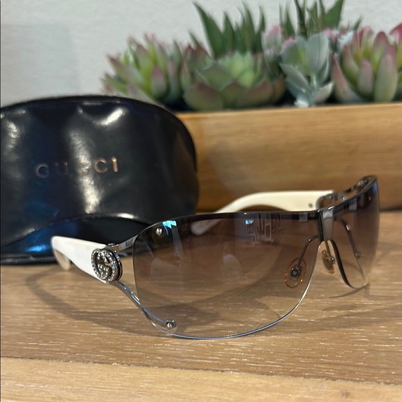 Gucci Black and White Sunglasses Sleek Design - Picture 1 of 10